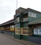Het gebouw tussen de tribune en de kantine van rechts af.
              <br/>
              Richard Keijzer, 2014-10-28